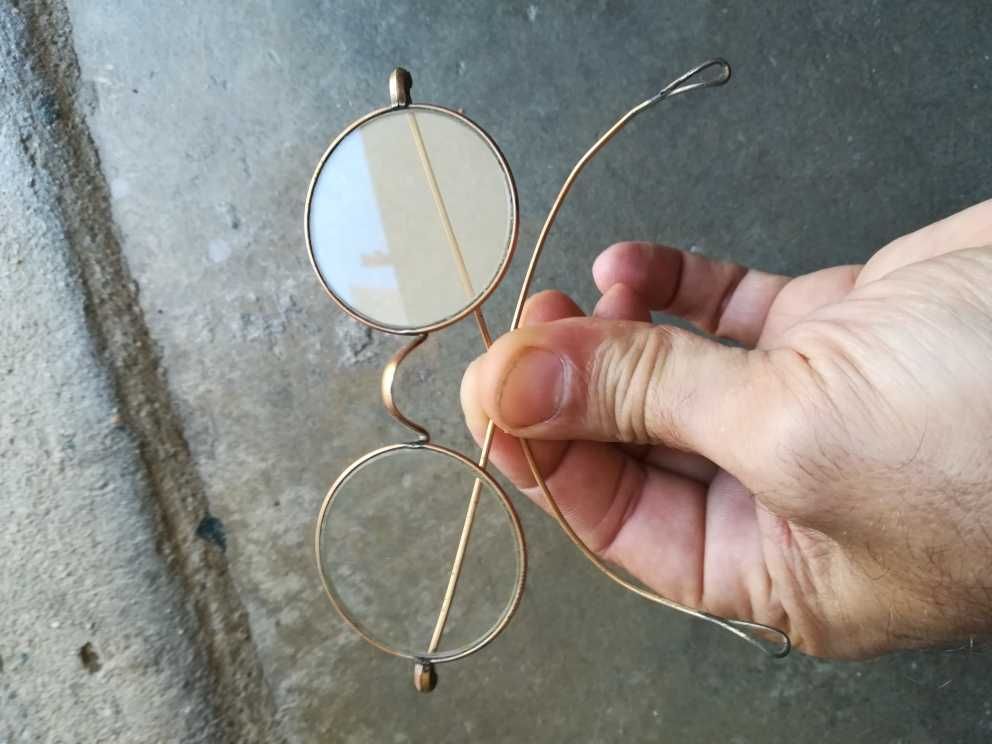 Óculos antigos de criança