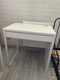 Białe biurko IKEA