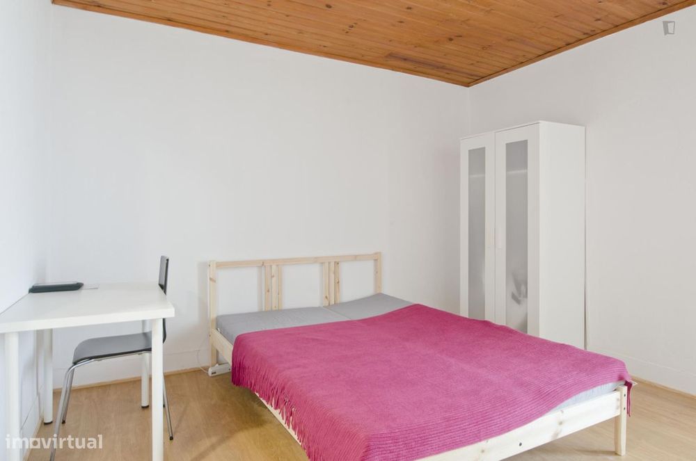 28299 - Quarto com cama de casal em apartamento...