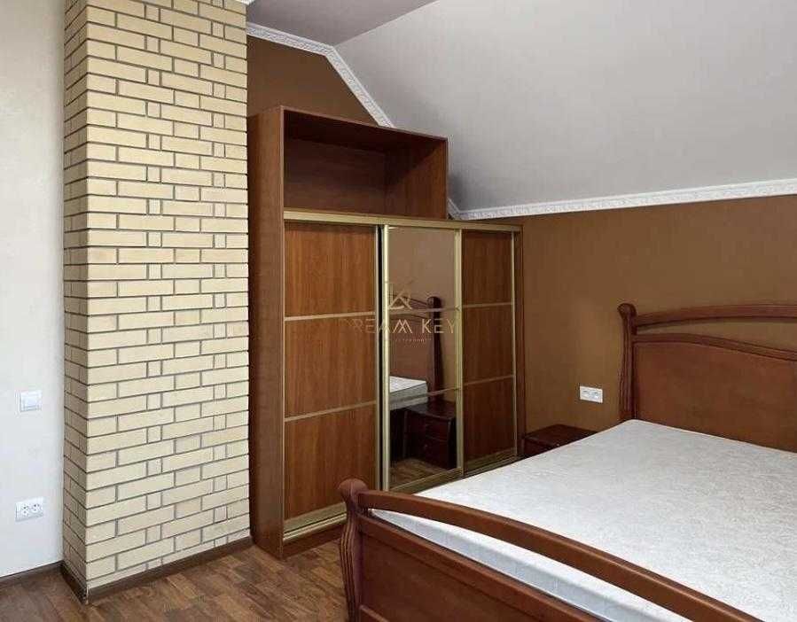 Продам будинок з каміном +4 спальні в центрі с. Гора