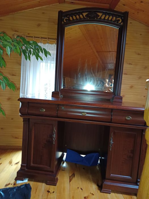 Piękna toaletka z wielkim lustrem