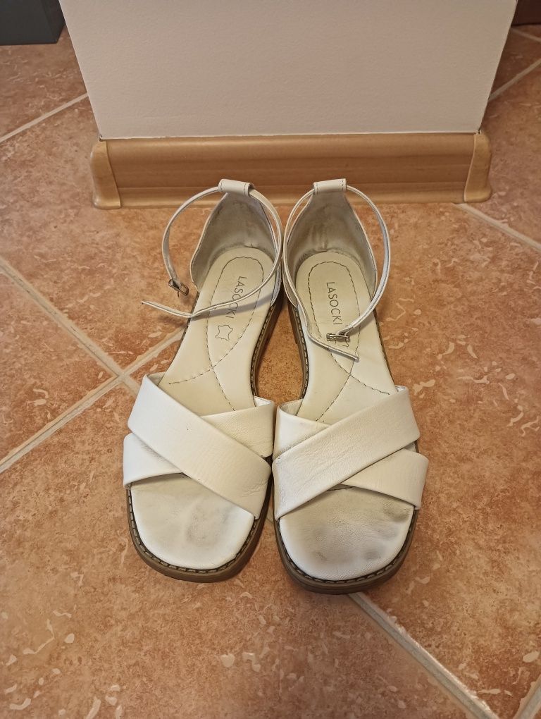 Białe sandały Lasocki