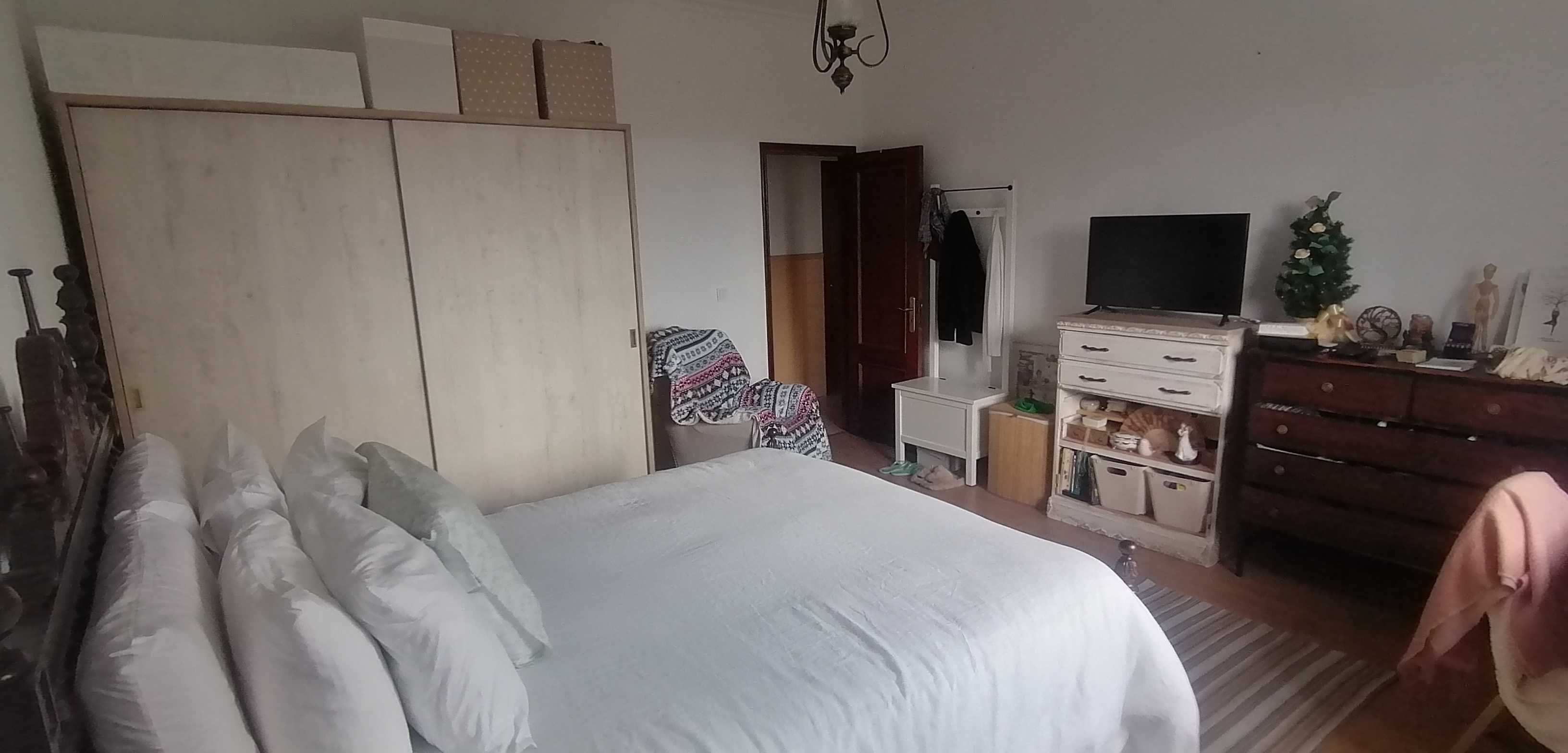 Pequena quinta, casa principal, um anexo e uma divisão externa extra.