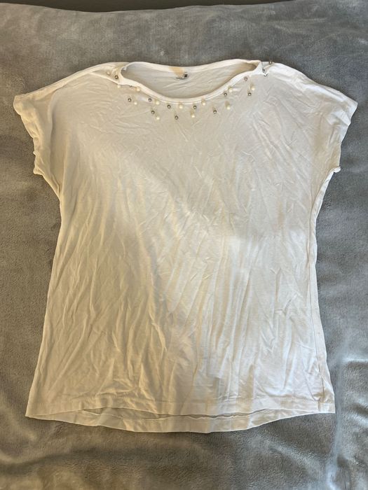 T-shirt / koszulka / bluzka biała z koralikami / perełkami / perłami