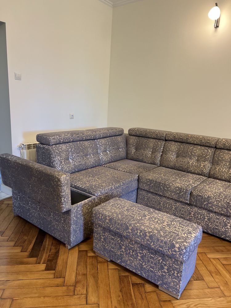 Duży narożnik z funkcją spania – wygodny, zadbany, z pufą