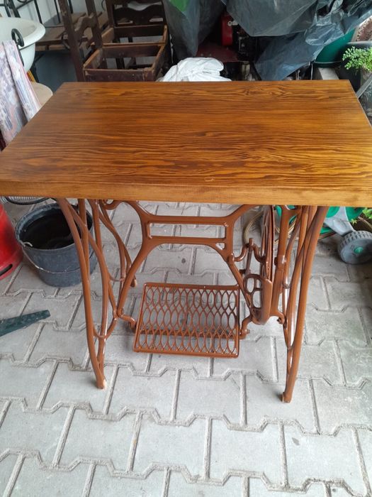 Mesa com base de máquina de costura
