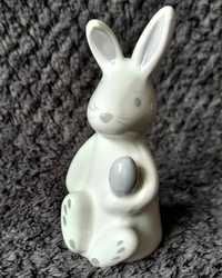 Figurka porcelanowa zajaczk z jajkiem