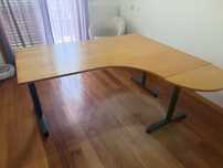 Secretária Galant 160*150 (Ikea)