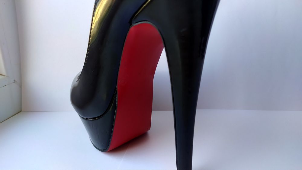 Лабутени , туфлі на шпильці , каблук , червона підошва , лабутены