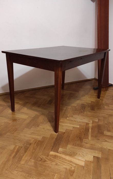 Лакований стіл в гарному стані