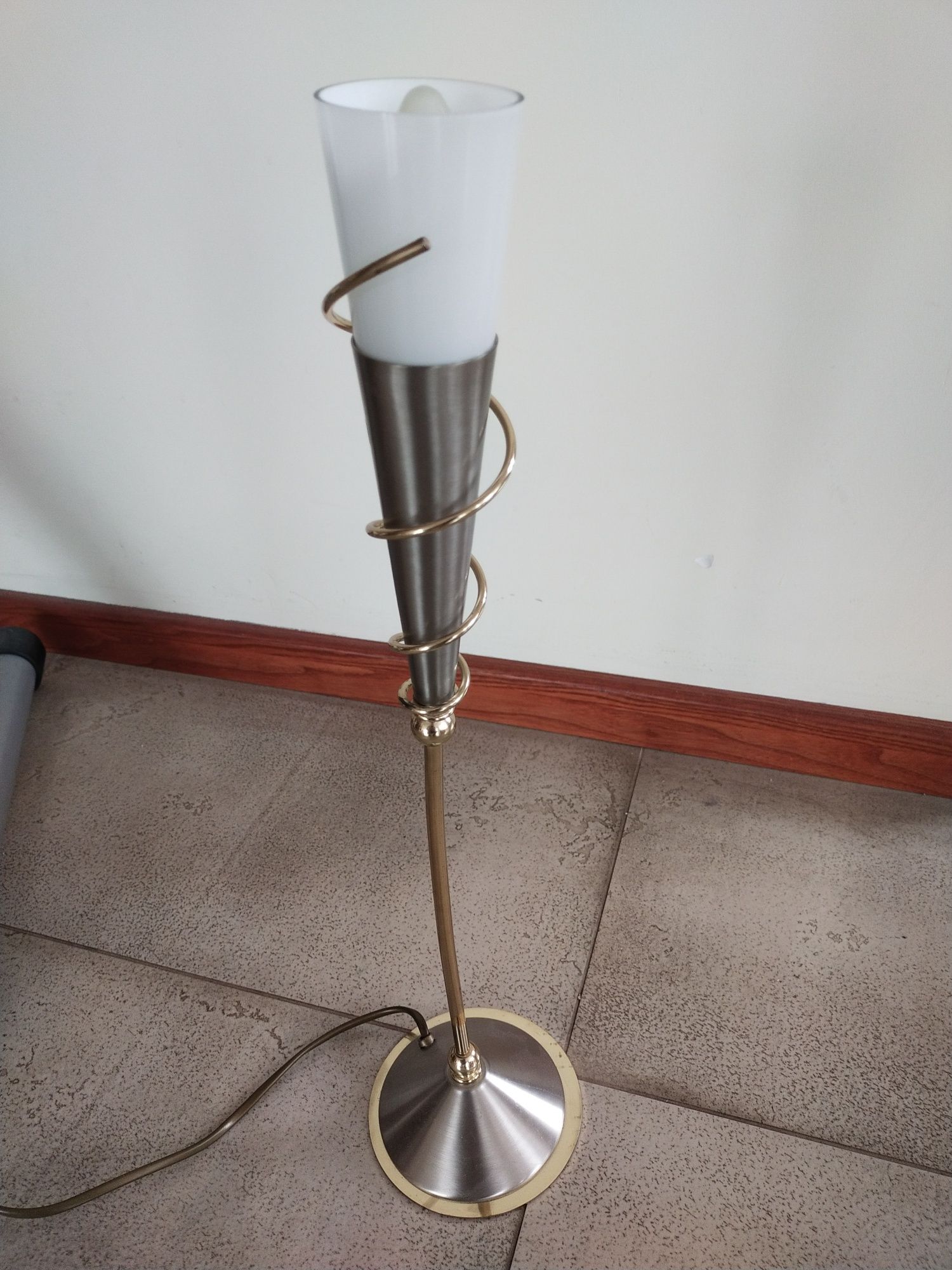 Lampa złota sprężyna