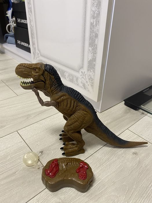 Динозавр на пульті