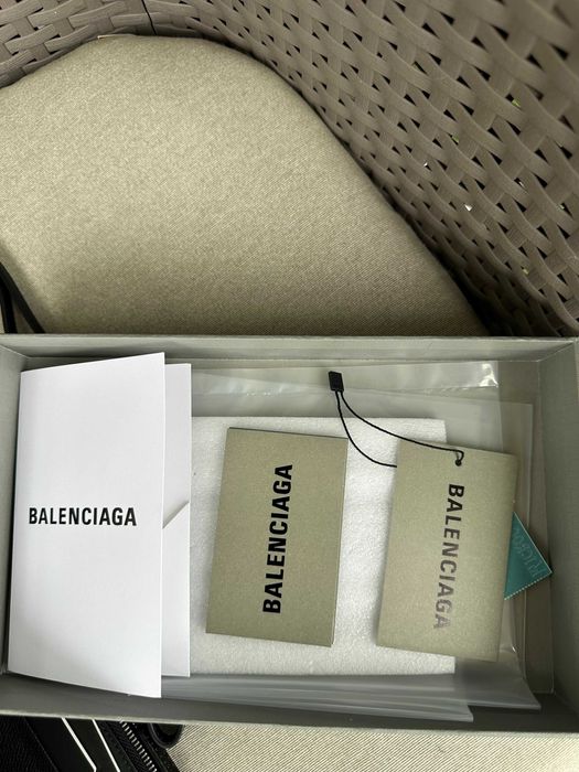 Сzarny skórzany portfel paszport Balenciaga