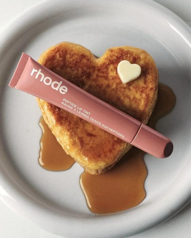 Блиск тінт для губ Rhode від Хейлі Бібер з пептидами Ribbon Toast..