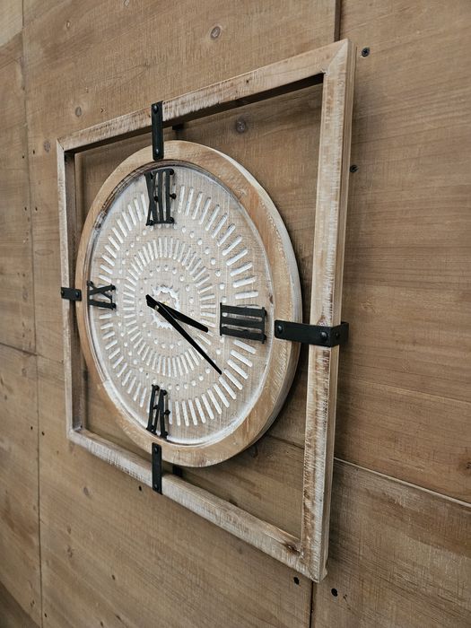 Przecierany okrągły zegar W kwadratowej ramce