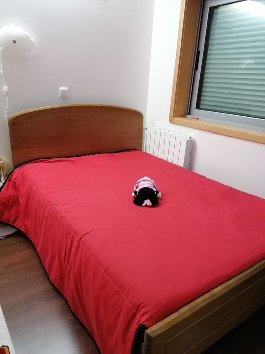 Cama de casal em madeira maciça