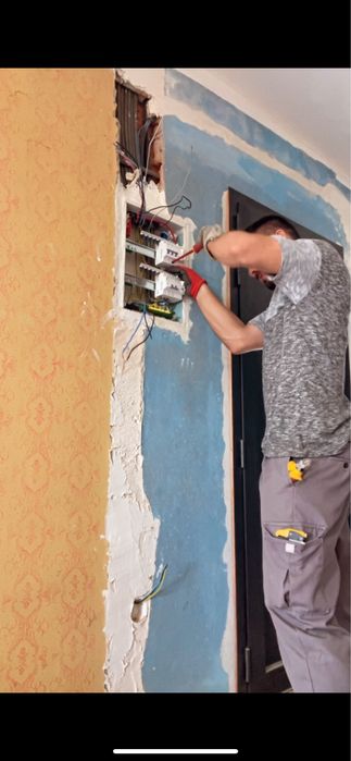 Eletricista profissional para serviços domésticos e comerciais