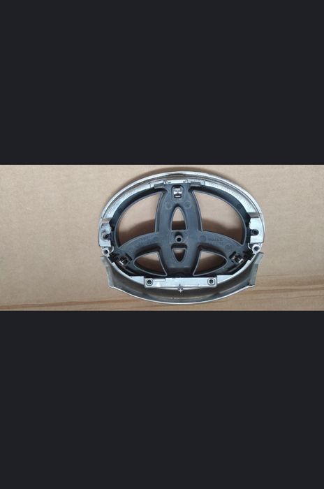 75311-33200 Toyota Camry XV50 Значок решітки радіатора