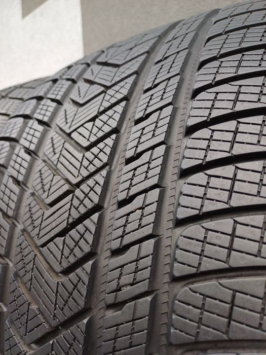 305/35/21 Sprzedam parę opon zimowych Pirelli