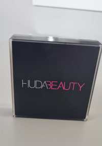 Huda Beauty bronzer light