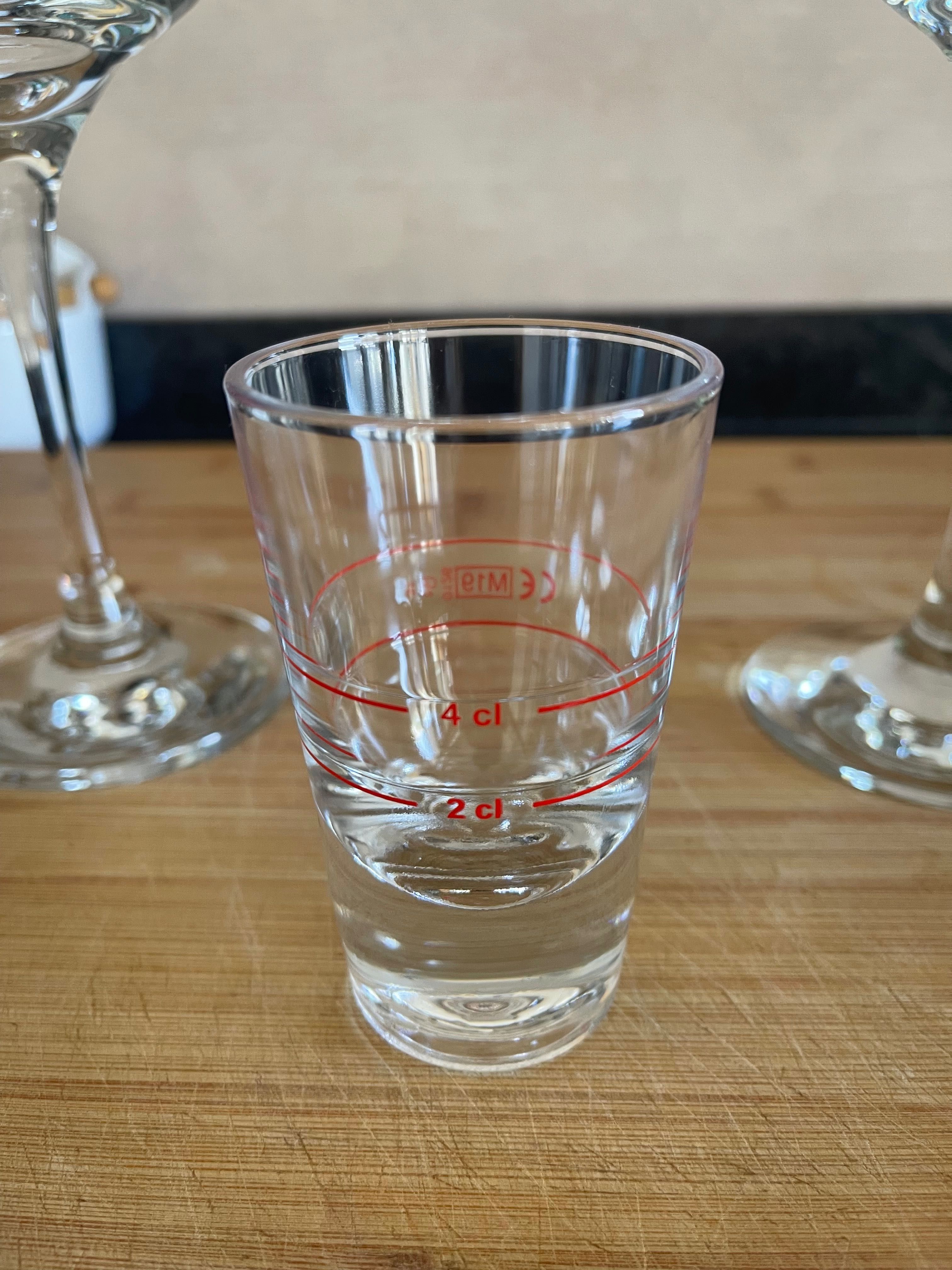 4 Copos de Gin e medidor