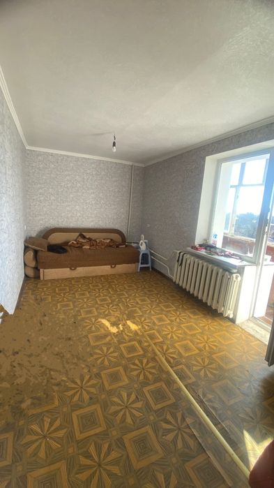 Кімната у гуртожитку з балконом