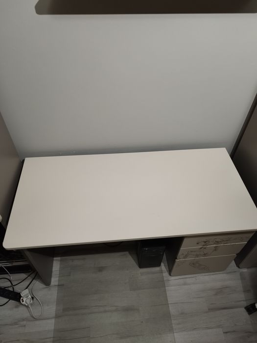 Zestaw mebli Vox: szafa, biurko, regal z półkami