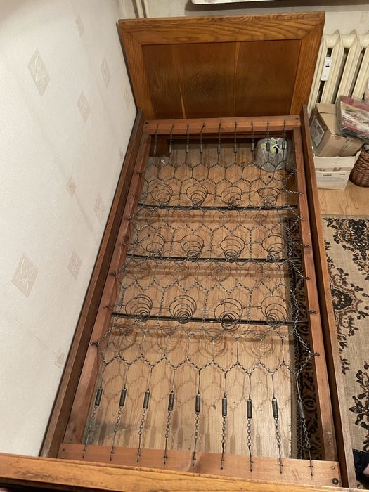 Łóżko drewniane na sprężynach stare