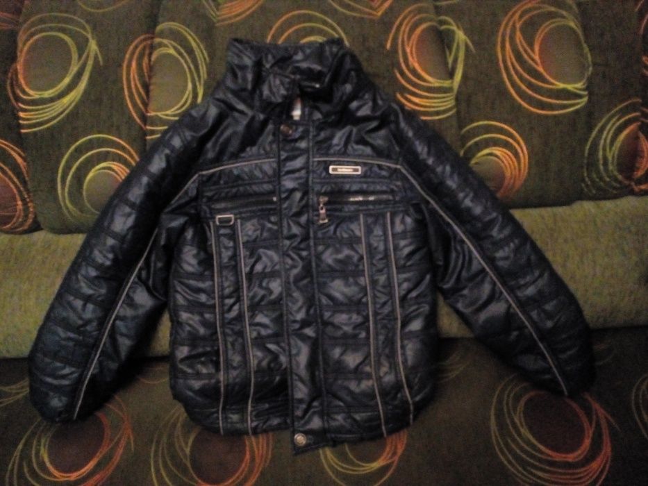 Продам куртку на хлопчика 6-8р