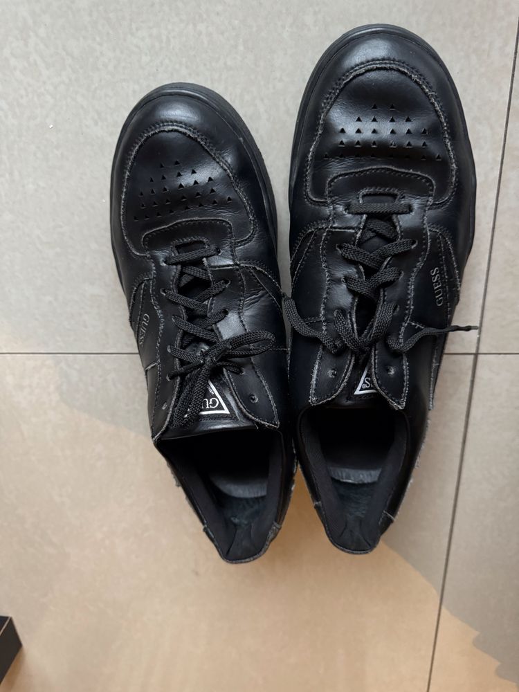 Guess czarne skorzane buty 42