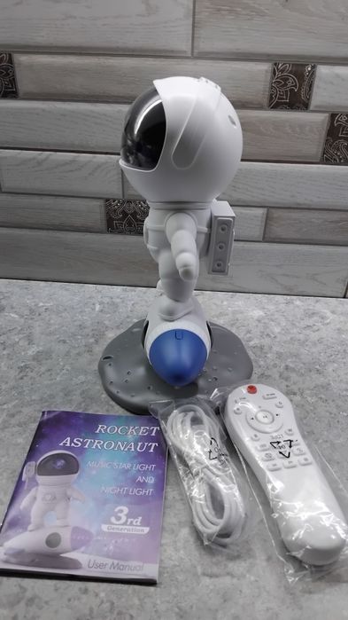 Музичний зоряний світильник і нічник космонавт Rocket Astronaut...