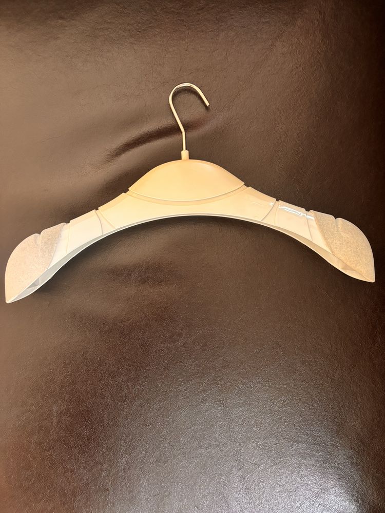 Plastikowe wieszaki z welurem