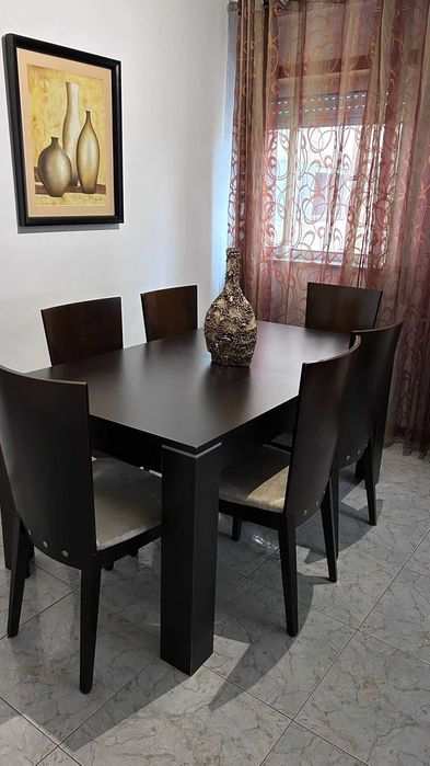 Mesa e cadeiras de jantar