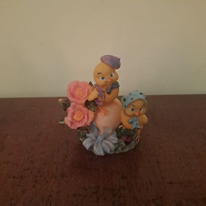 Trzy figurki z kurczaczkami