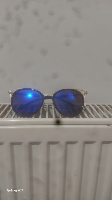 Okulary przeciwsłoneczne z niebieskimi szkiełkami