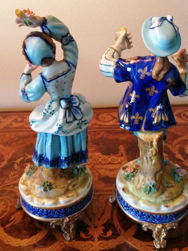Lindo par de figuras em porcelana europeia impecável
