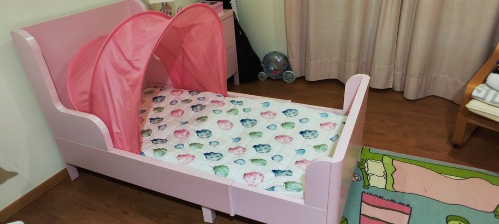Conjunto IKEA: cama extensível BUSUNGE + colchão VIMSIG + cómoda BUSUN