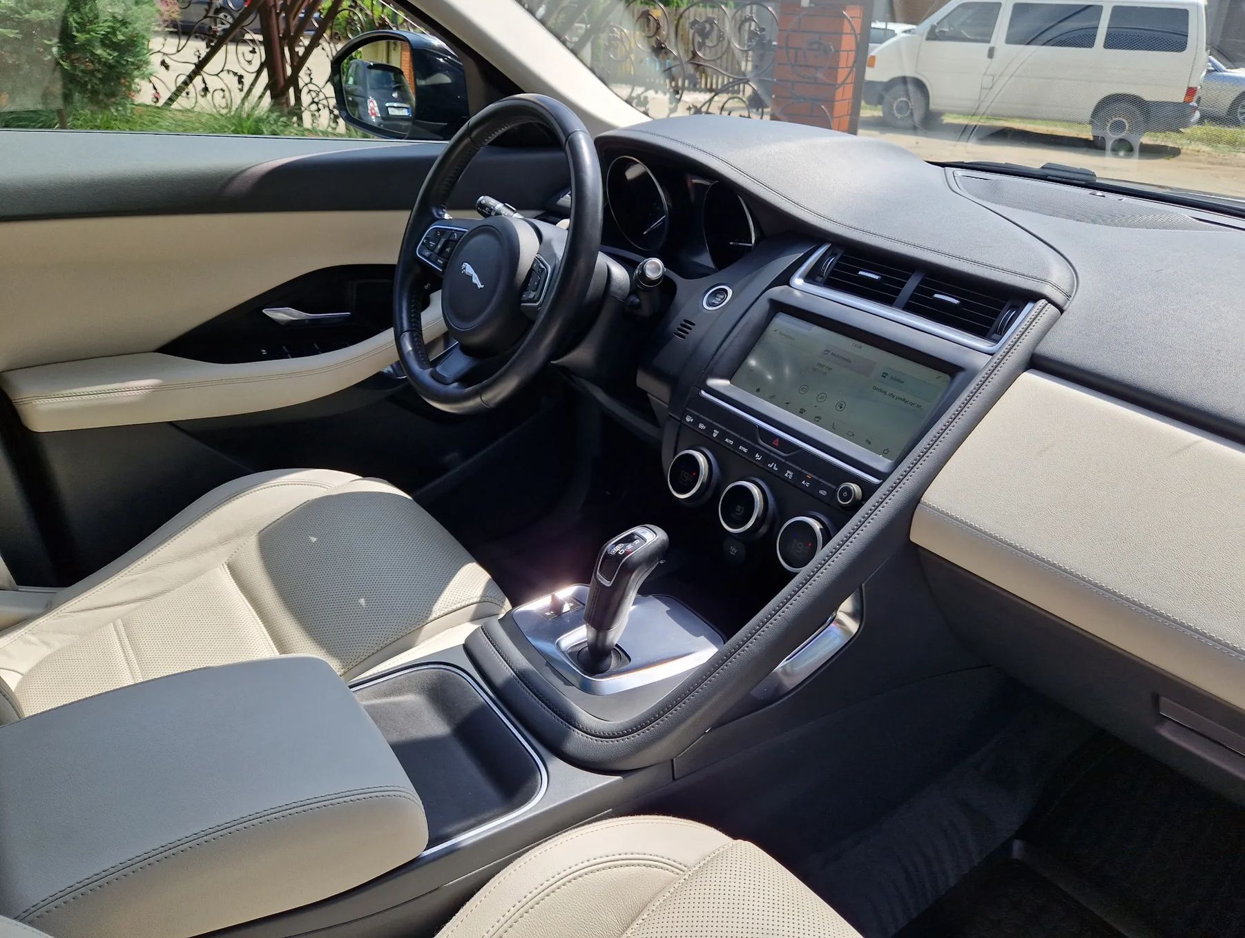 Jaguar E-Pace 87 tys km / panorama / stan BDB / bogate wyposażenie