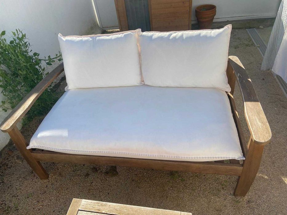 Conjunto de jardim: cadeirão e sofá com mesa de apoio, com almofadas