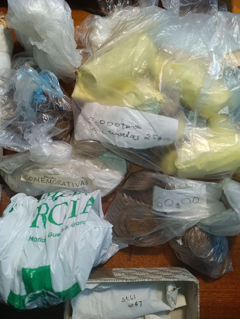 12,5kg de moedas (cerca de 1700 moedas antigas)