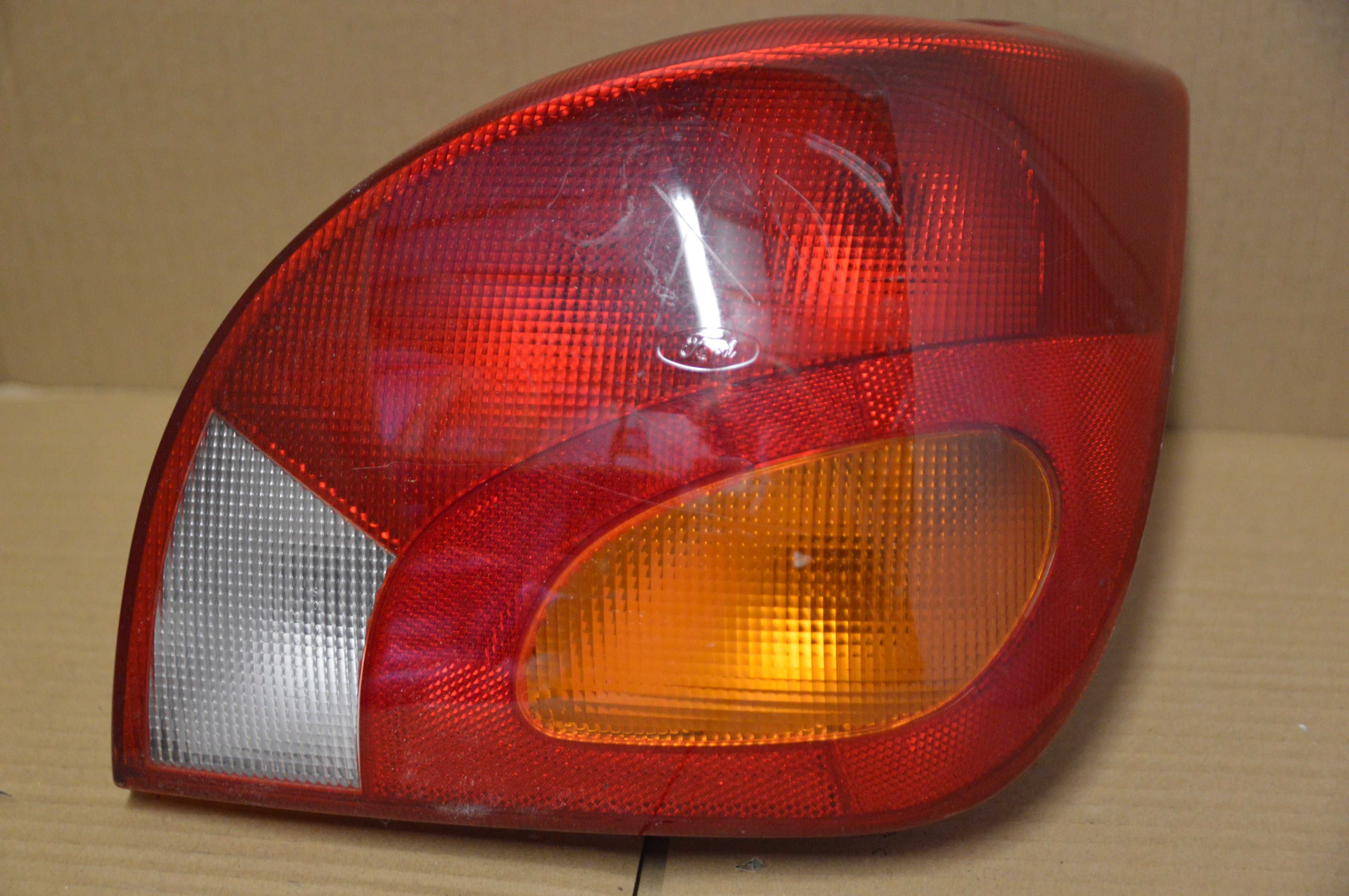 Lampa lewy tył FORD FIESTA MK4 EU