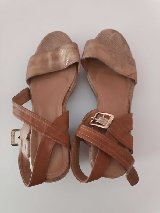 Sandálias de salto medio