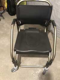 Cadeira de rodas com sanitária