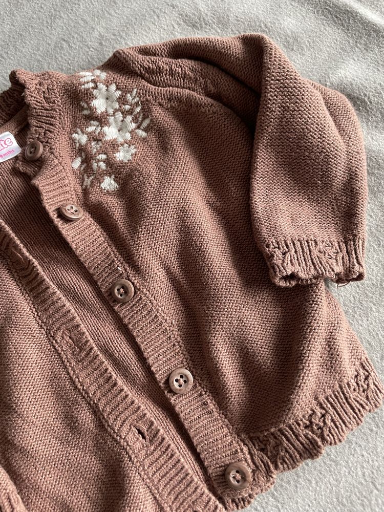 Piekny brazowy sweter dla niemowlaka
