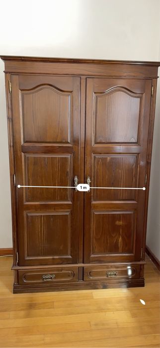 Roupeiro em madeira escura