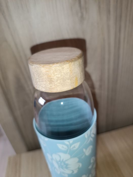 Szklana butelka z nakładka silikonowa