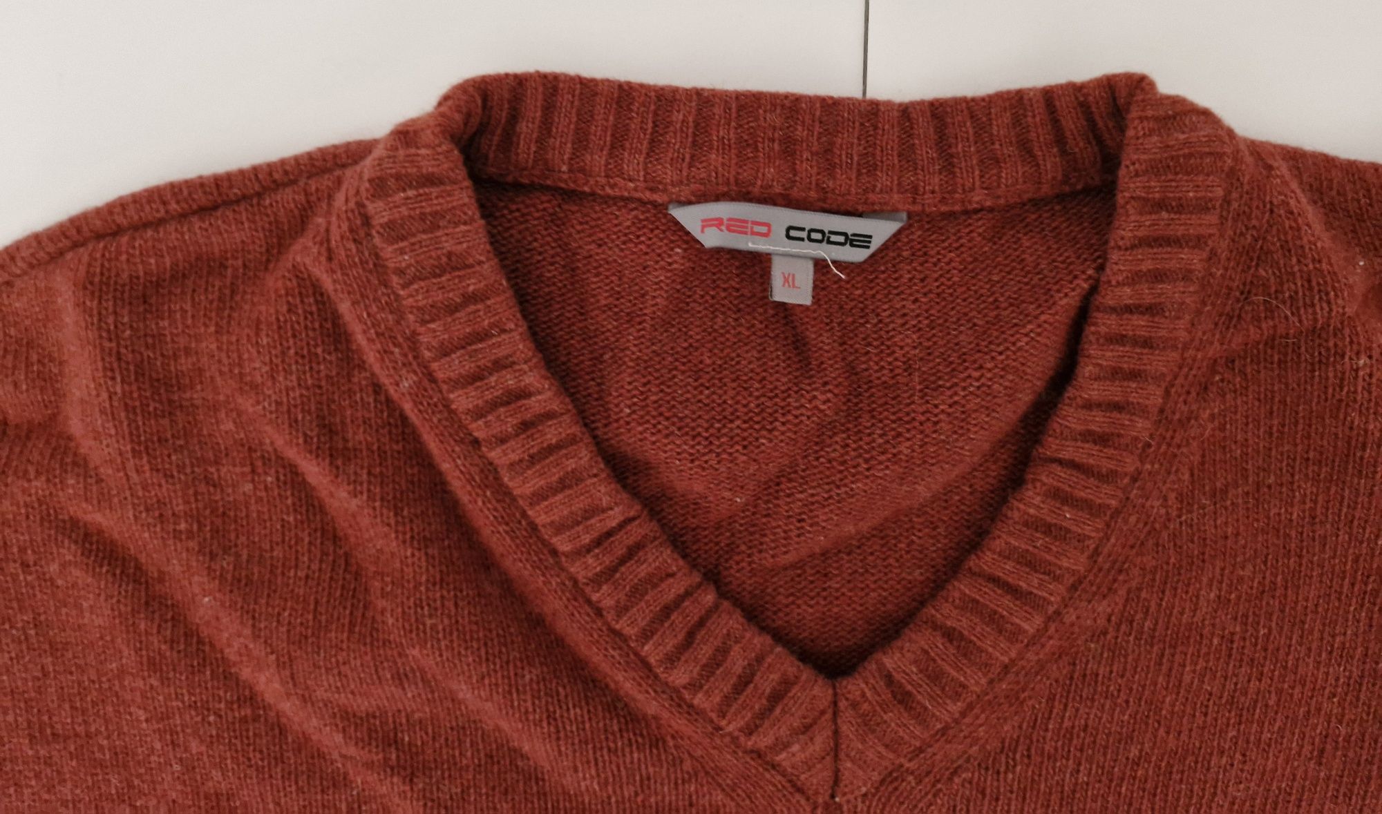 Camisola de gola em V,  de lã, Red Code