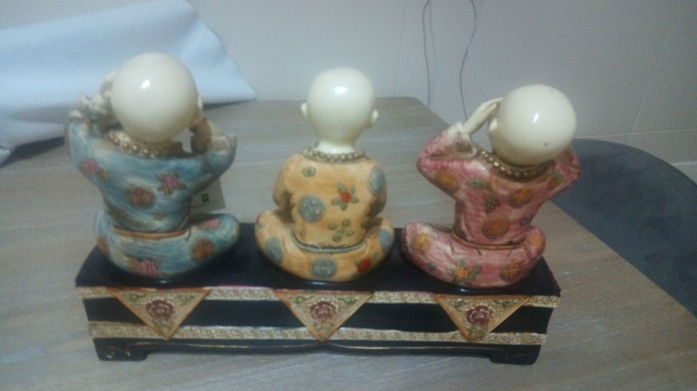 Estatueta em porcelana do gato preto