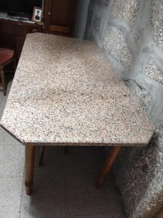 Mesa com pedra granito. 1.60 m x 67cm