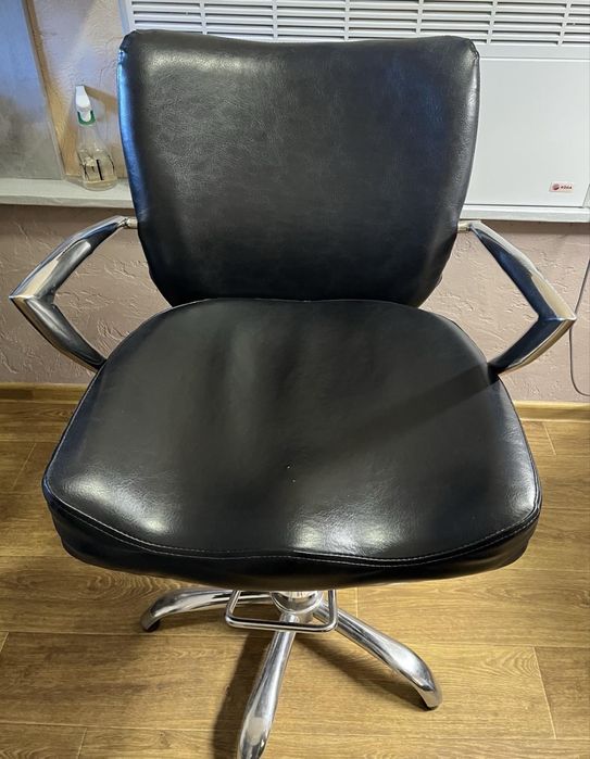 Перукарське крісло,Б.У.,з підйомним механізмом